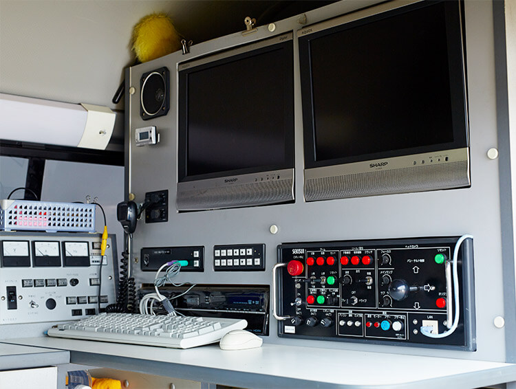 テレビカメラ調査車の内部／カメラロボットの操作盤